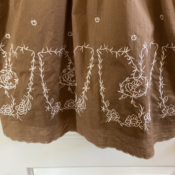 Beautiful brown vacation dress with white embroidery in size M - Picture 7 of 11